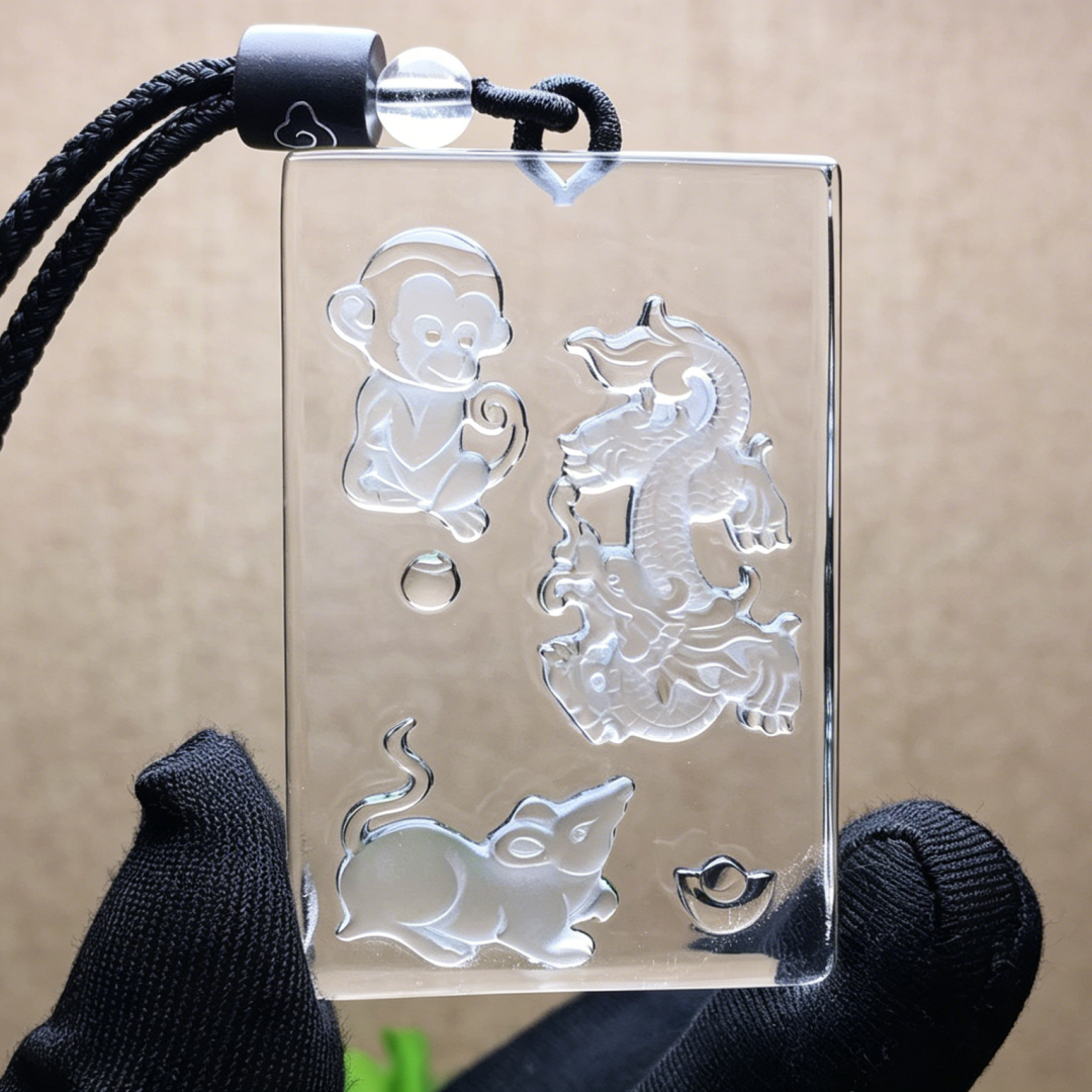 天然白水晶雕刻生肖三合牌申子辰鼠龙猴吊坠