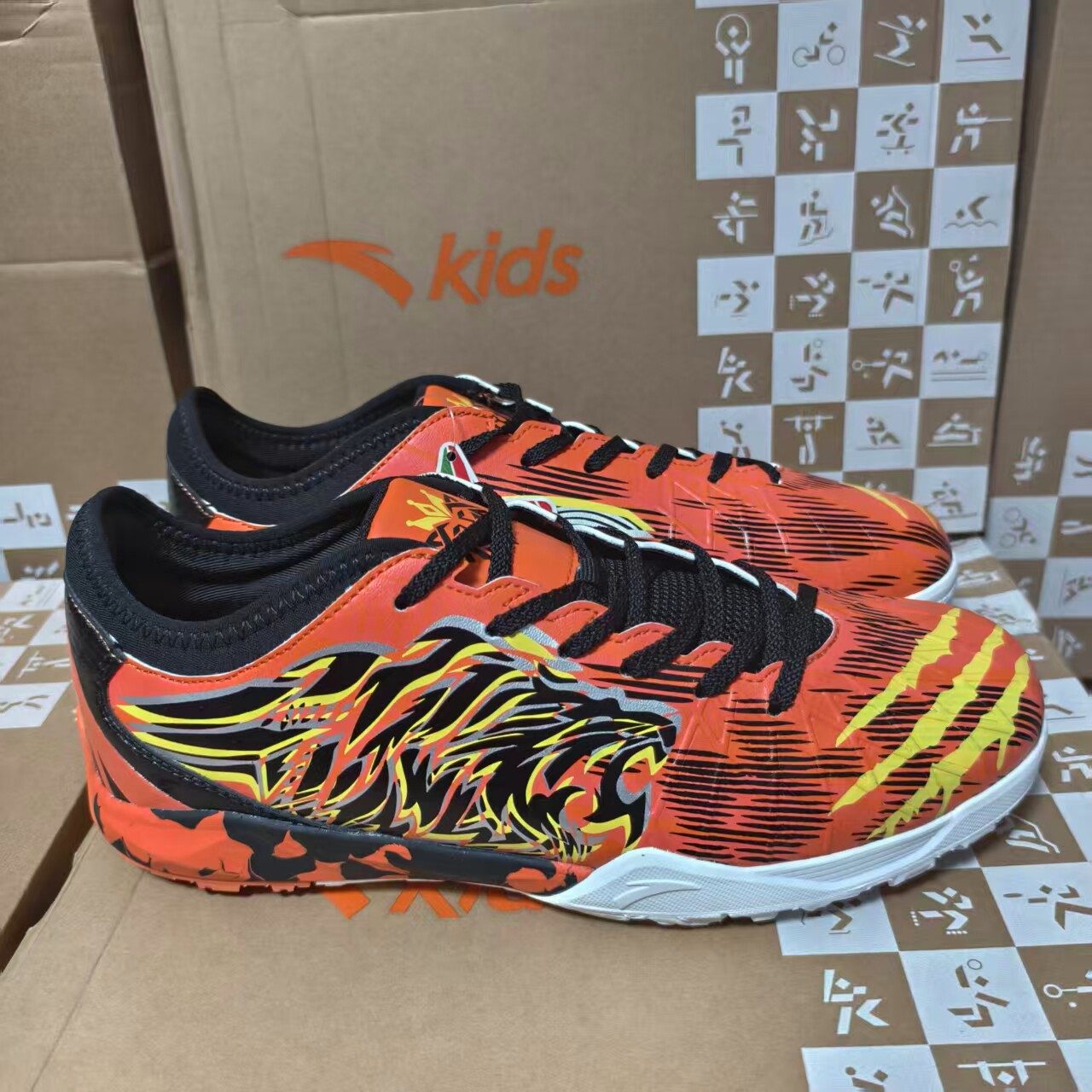 安踏儿童男童春秋季足球鞋皮革面碎钉小学生系带运动鞋 断码处理