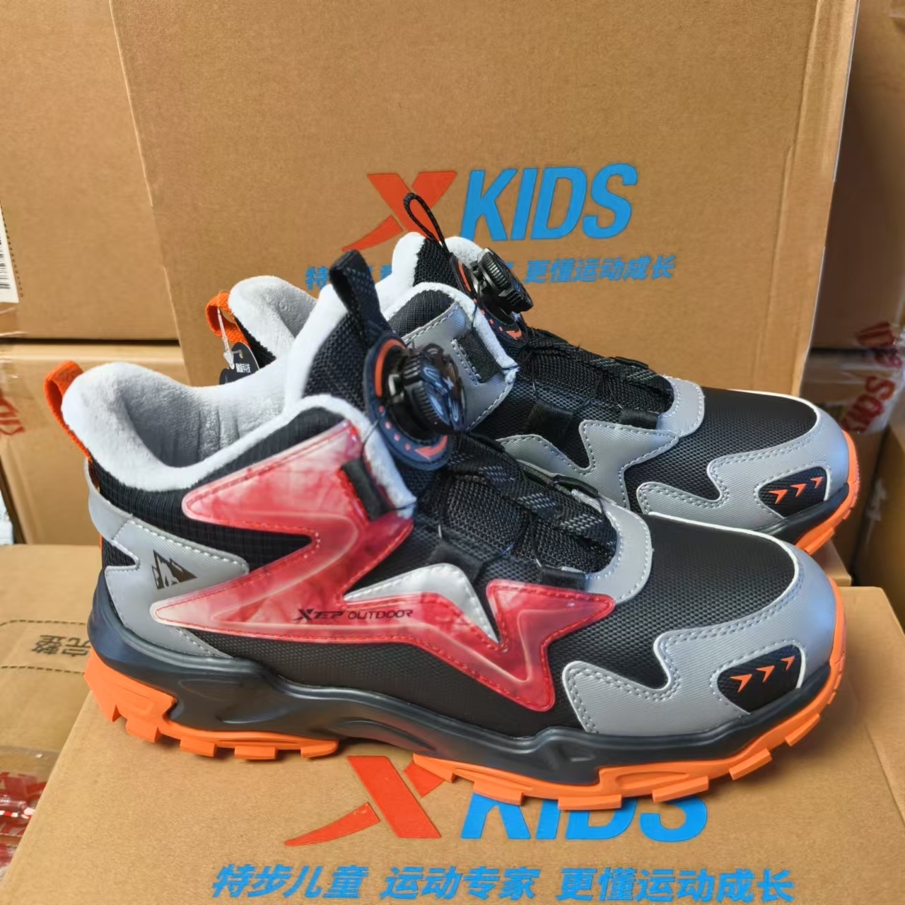 特步男童冬季加绒棉鞋