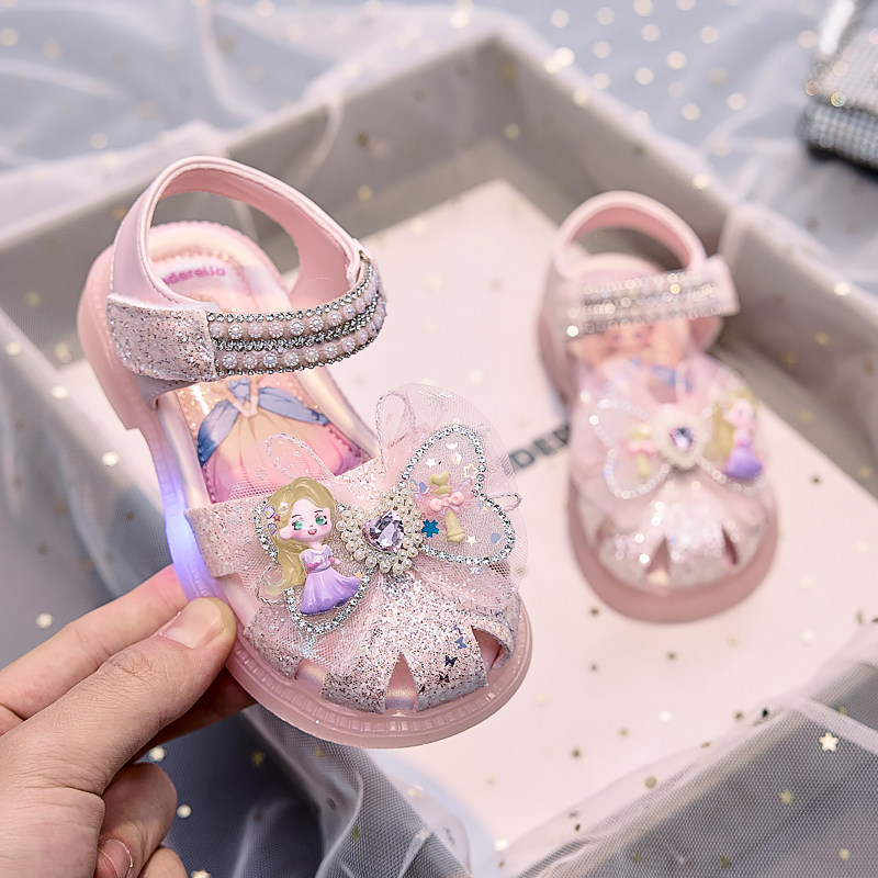 亮灯女童包头凉鞋公主鞋2026夏新款幼儿园软底宝宝鞋1-2-3-6岁半