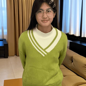 女士韩系绿色秋冬V领毛衣女款2024新款冬季穿搭套头外穿长袖上衣