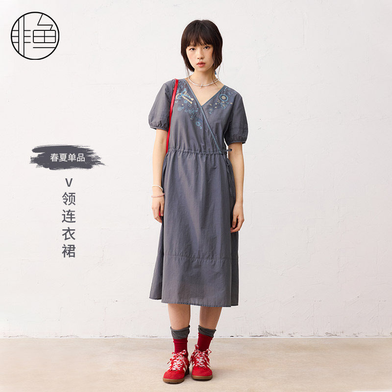 非鱼夏款文艺复古连衣裙收腰显瘦V领过膝绣花气质女裙子
