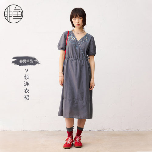 非鱼夏款文艺复古连衣裙收腰显瘦V领过膝绣花气质女裙子