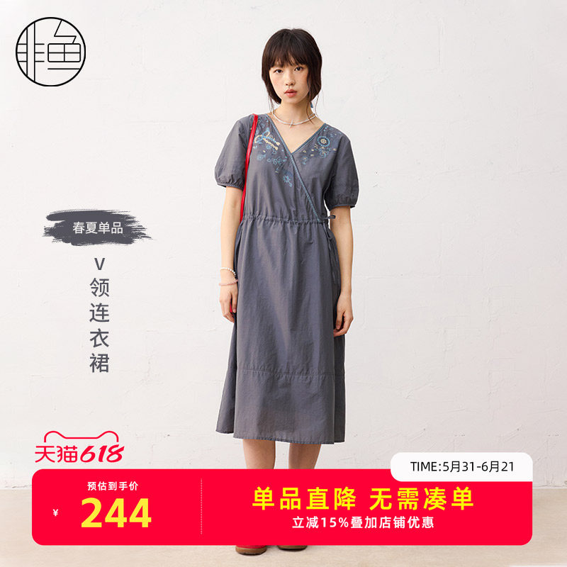 非鱼夏款文艺复古连衣裙收腰显瘦V领过膝绣花气质女裙子