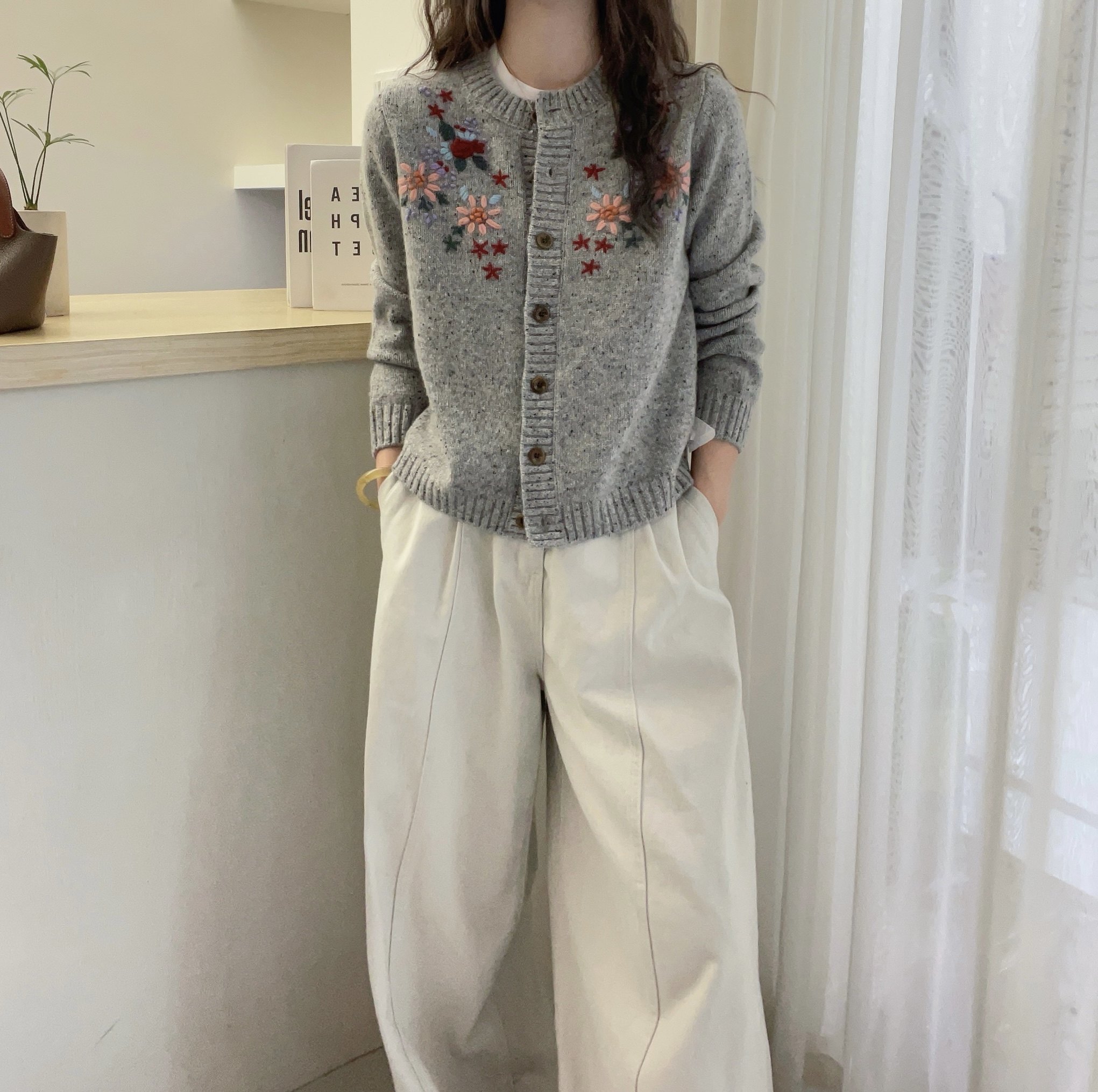 欧洲站2025秋装新款欧货潮圆领刺绣花朵山羊绒针织开衫女春秋毛衣