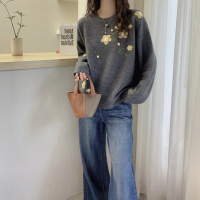 欧洲站2025冬装潮立体花朵刺绣圆领针织衫女百搭套头毛衣灰色上衣