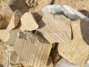 新疆乌拉尔千层土纯天然无污染土块解压声控网红土异食癖黄彩色土