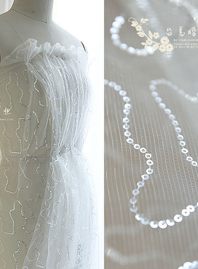 台岛L329米白连衣裙服装闪亮鱼鳞布料红色星空布亮片网纱蕾丝布料