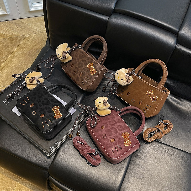 HelloKitty迷你小方包女秋冬豹纹可爱小熊挂饰手提斜挎包小众包,箱包皮具/热销女包/男包,小方包,淘宝优惠券,粉丝福利购,淘宝优惠卷