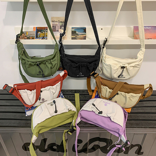 2025新款日韩简约休闲饺子斜挎包男女童中小学生户外徒步单肩背包