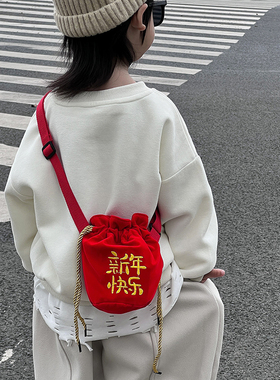 新年红色包包男女童出游斜挎包压岁钱配饰包宝宝拜年包3岁男孩包