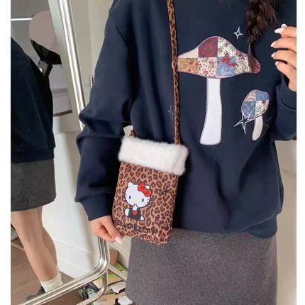 HelloKitty包女2025新款可爱毛茸茸斜挎包时尚小众豹纹迷你包