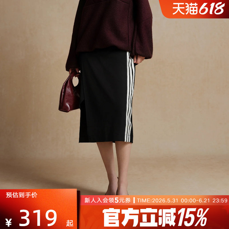 adidas阿迪达斯优雅运动风半身裙2026夏女开叉三条纹裙子 KV9240