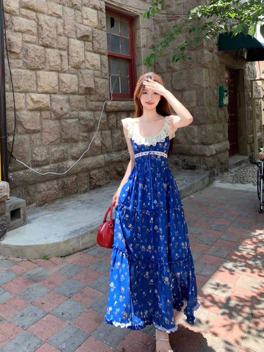 蓝色碎花吊带连衣裙女装夏季法式镂空蕾丝拼接高腰海边度假长裙子
