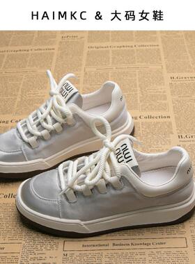 大码女鞋41一43板鞋春季新款布面透气轻便休闲运动跑步鞋学院风P