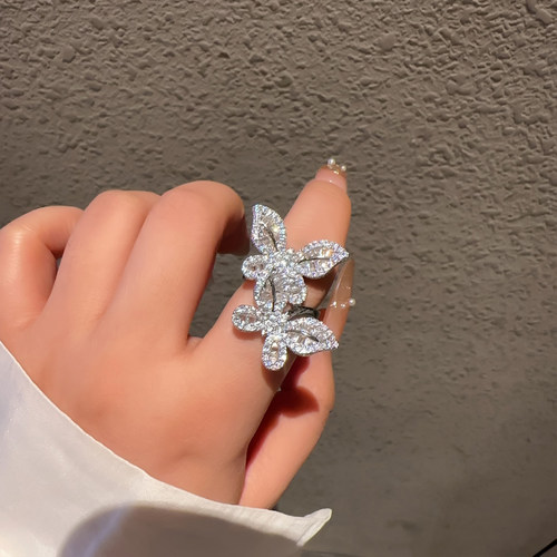 精致甜美爆闪满钻蝴蝶戒指轻奢