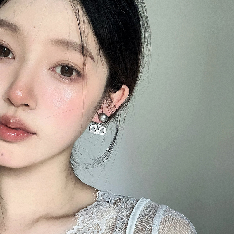 法式气质灰色珍珠满钻字母v耳环
