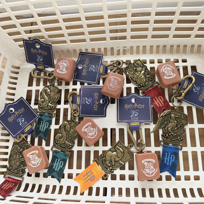 名创优品哈利波特锌合金发光挂件