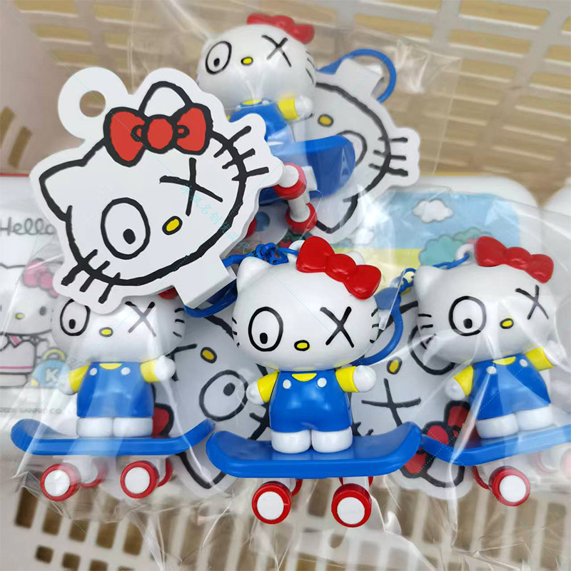 名创优品凯蒂猫可玩滑板挂件