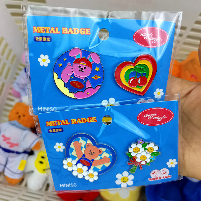 名创优品wiggle系列金属徽章