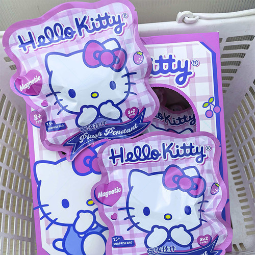 名创优品凯蒂猫磁吸挂件盲袋