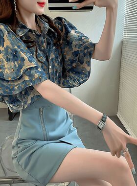 设计感荷叶边碎花上衣女新款短袖甜美蓝色衬衫女夏宽松大码花衬衣