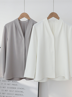 2026春秋新款轻熟V领法式长袖衬衫女职业通勤面试灰色白色上衣女