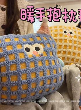 暖手抱枕三合一被子两用毯子办公室午睡毯可插手沙发靠垫车内枕头