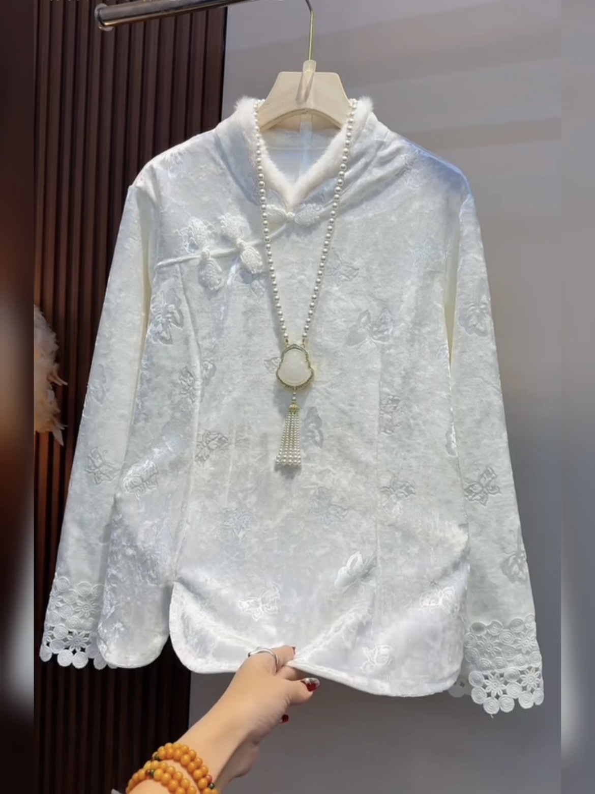 秋冬大码重工刺绣国风盘扣丝绒打底衫女宽松显瘦洋气减龄内搭上衣