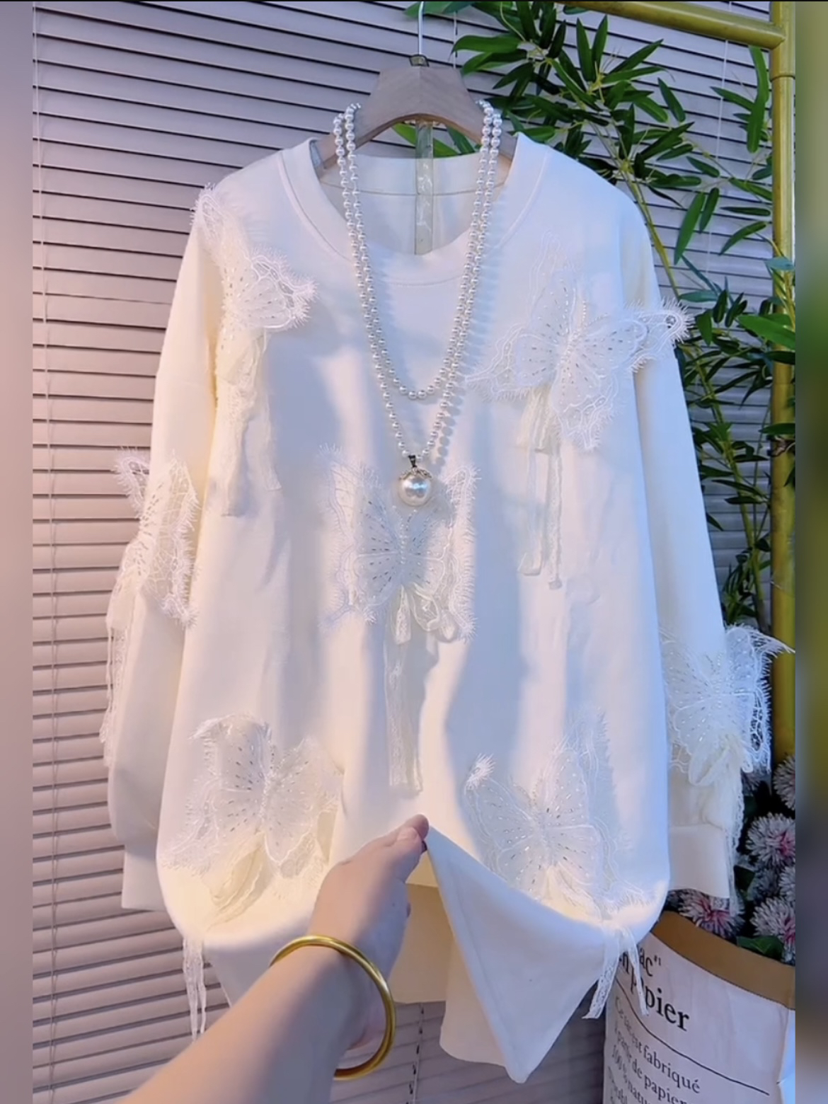 秋冬立体花蝶刺绣蕾丝中长款卫衣圆领遮肉大码胖mm遮肉显瘦上衣潮