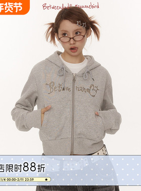 BETWEENAND 重磅短款秋季外套上衣灰色白色古铜烫片连帽卫衣女