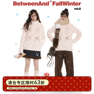 BETWEENAND 冬日杏色小立领宽松保暖毛毛北极绒外套防风帽子围巾