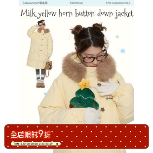 BETWEENAND「萌冬羽绒」冬季奶黄色长款牛角扣保暖90白鸭绒羽绒服