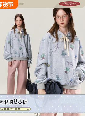 BETWEENAND 冬日歌满印连帽宽松卫衣女原创灰色手绘创意薄绒外套