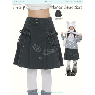 BETWEENAND「雨雾港口」复古烟灰色压褶水洗加绒工装 牛仔裙女冬季