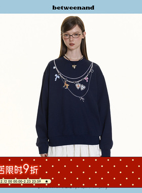 BETWEENAND 2026新款春季小众设计感女珍珠项链圆领藏青套头卫衣