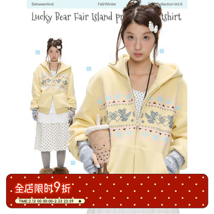 BETWEENAND 「冬日幸运小熊」冬日黄费尔岛印花连帽宽松加绒卫衣