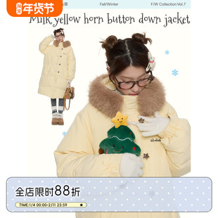 BETWEENAND「萌冬羽绒」冬季奶黄色长款牛角扣保暖90白鸭绒羽绒服