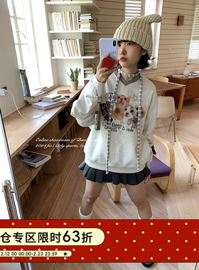 BETWEENAND 燕麦灰小猫爱自拍春季薄绒v领小众设计宽松套头卫衣女