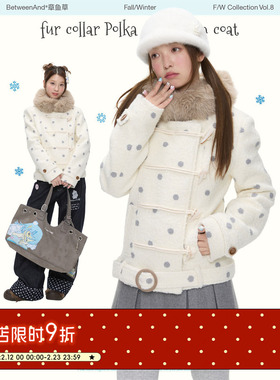 BETWEENAND「霜落波波」冬季牛角扣毛领波点呢料保暖外套女毛茸茸