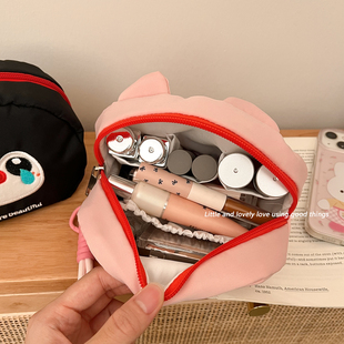 小型化妆包口红收纳包2025新款便携式迷你旅行随身分区小杂物手袋