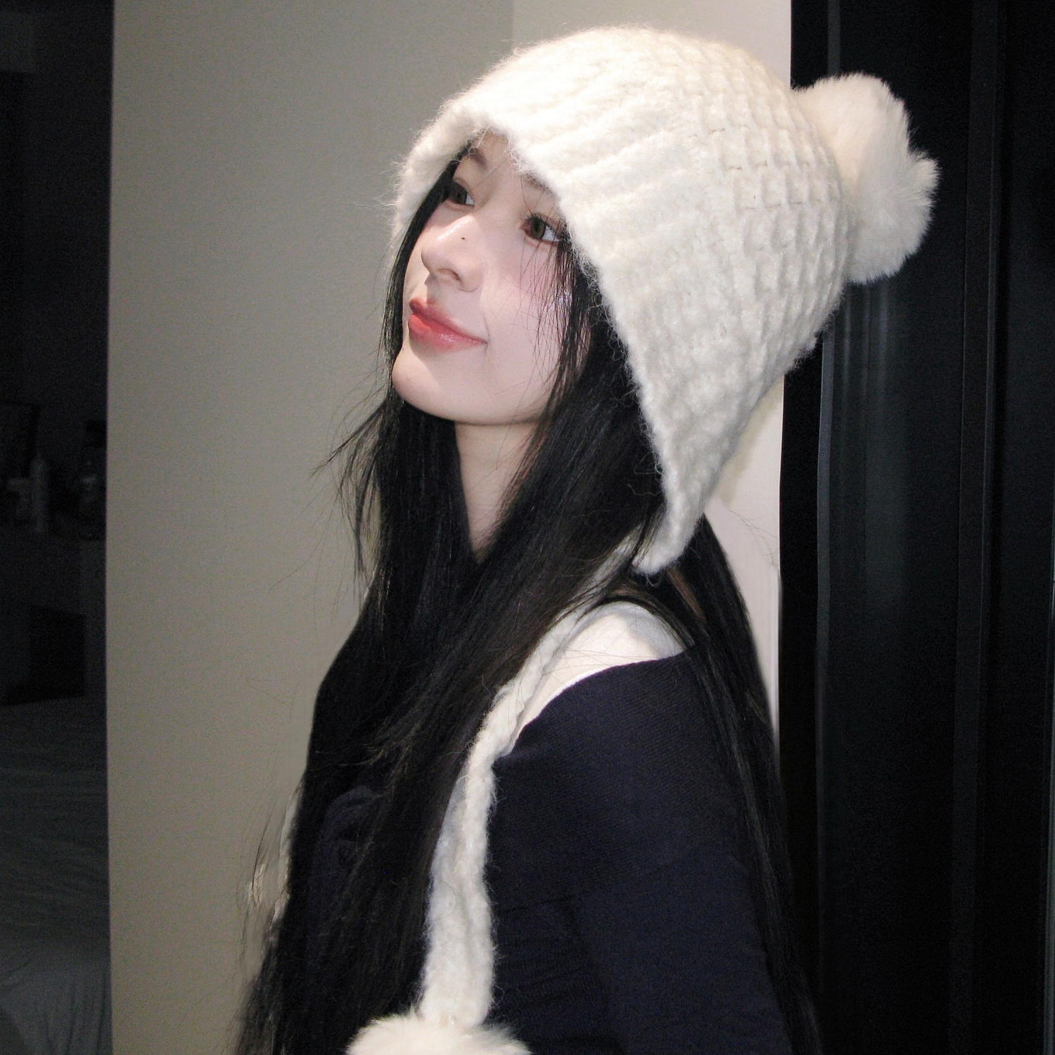 陈哈哈雪绒奶冻~可爱毛球保暖加厚护耳毛线帽纯色百搭显脸小针织