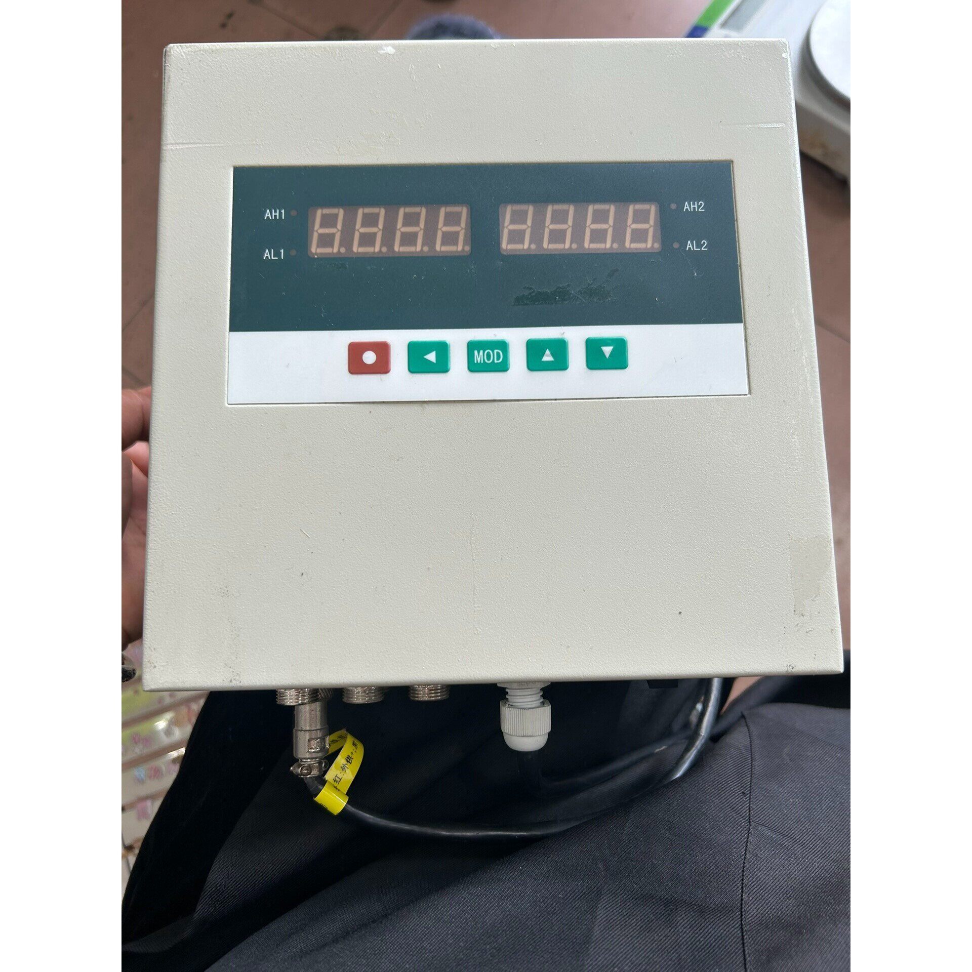 双通道报警控制器JH2产品如图所示成色非常好需要的看准咨询维修