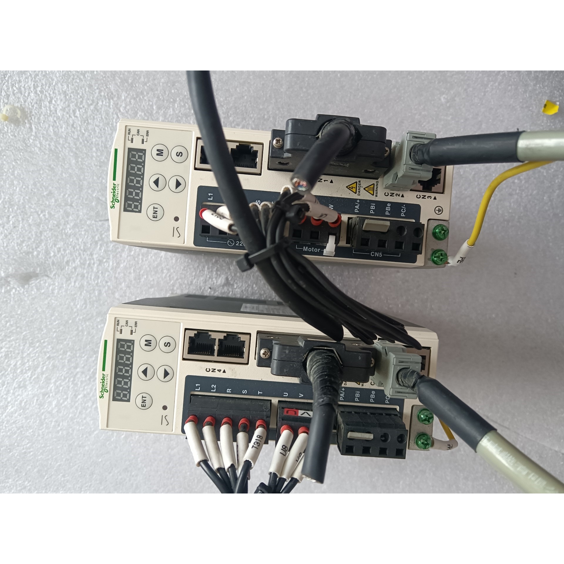 施耐德400瓦伺服驱动器两个,型号LXM23AU04M3X,咨询维修咨询维修