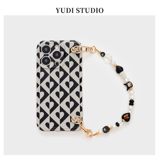 黑白爱心复古高品质天然珍珠琉璃手链手提链条16promax手机壳适用苹果17promax新款 15小众原创保护套精孔软壳