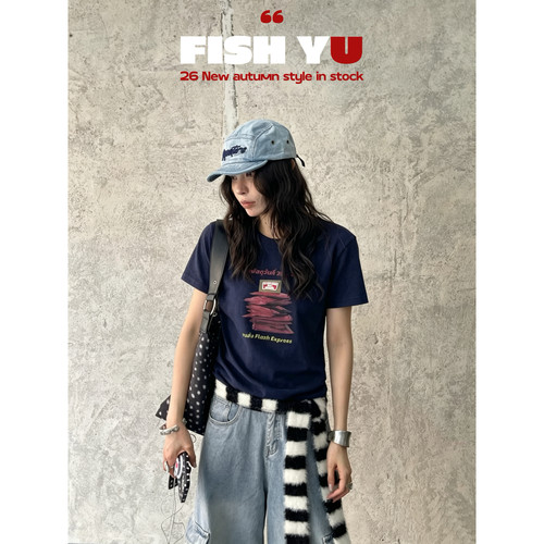 FISH YU -墨印花+立体贴布修身弹力小版短袖T恤(含59棉料)626583