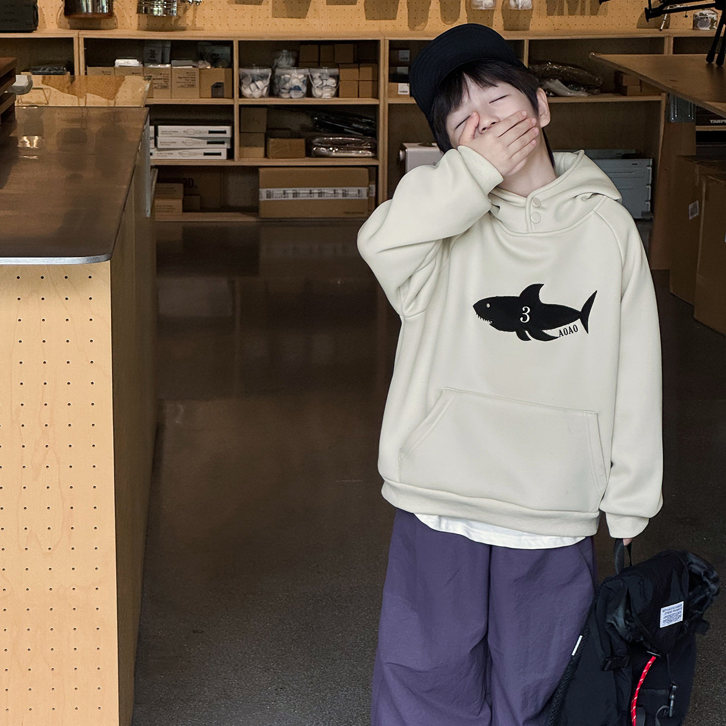 中大男童帅气鲨鱼刺绣卫衣潮宝宝上衣连帽加绒加厚帽衫酒红米杏色