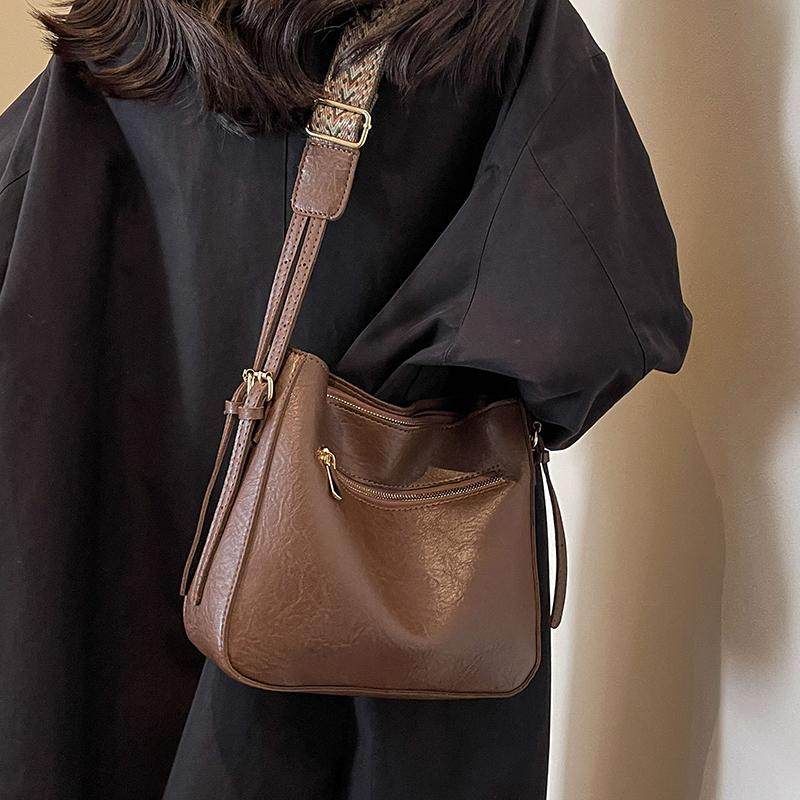 复古包包女2024新款秋冬水桶包大容量今年流行时尚百搭单肩斜挎包,箱包皮具/热销女包/男包,水桶包,淘宝优惠券,粉丝福利购,淘宝优惠卷