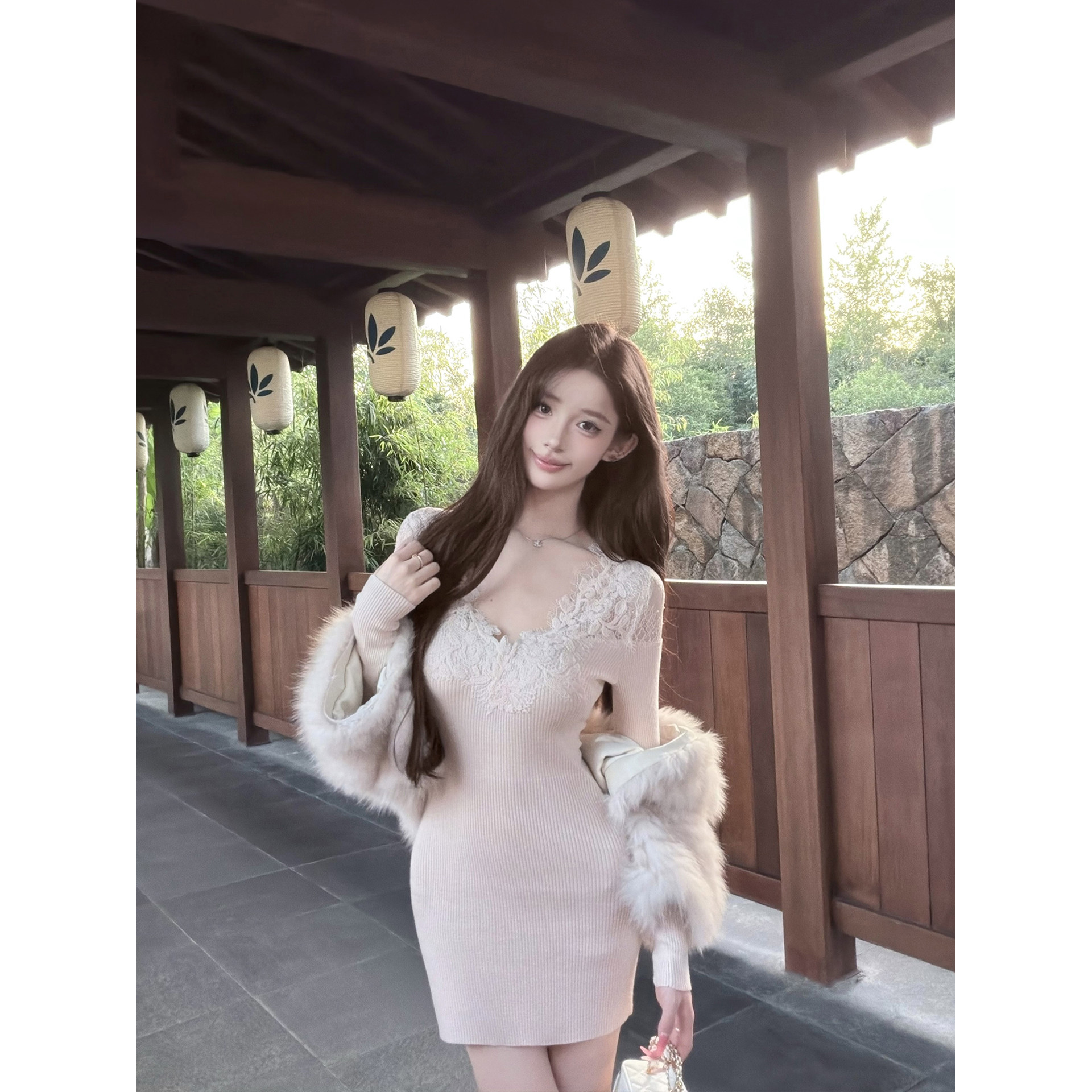 若语定制 高智美女 V领蕾丝拼接高腰显瘦修身连衣裙纯欲性感气质