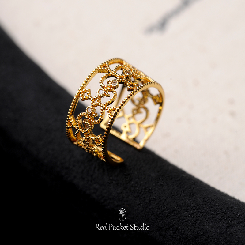 红口袋法式宫廷镂空雕花镶钻戒指
